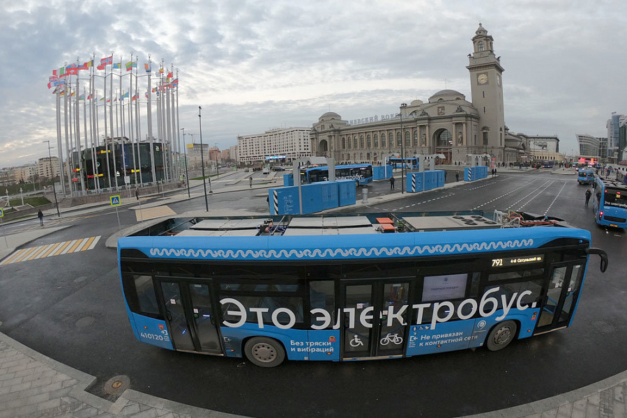 Электробусы КАМАЗ на площади Киевского вокзала